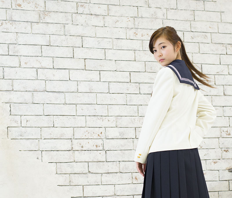 国内の工場で丁寧に縫製されたAqua Reneissanceジャケットは、ボタンが取れにくい仕組みや3年間着ても崩れない縫製、着心地を追求した立体縫製など、高級ブランドとして恥じないクオリティを実現。