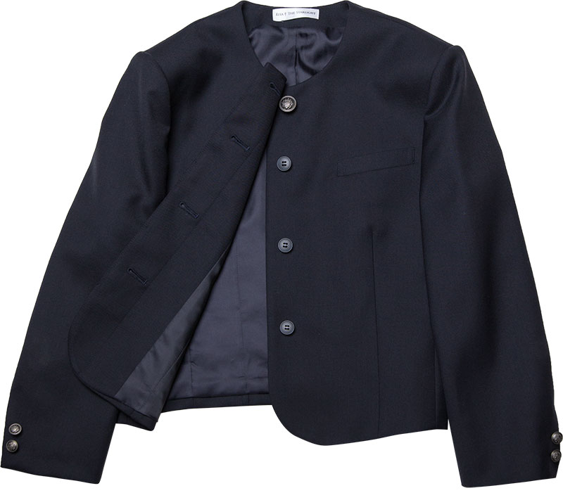 Aqua Romanesqueは隠れた前ボタンで留めることができるようになっています。