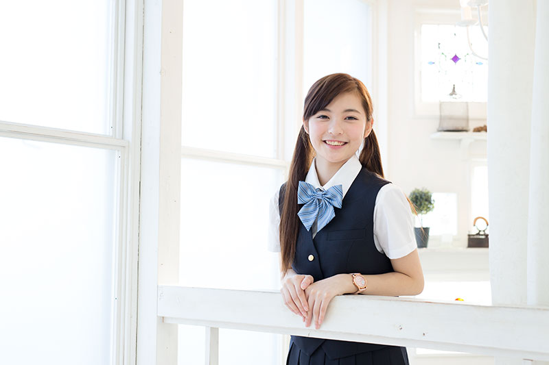 ブレザーの中に着るための冬用だけではなく、夏用も別途ご用意しています。夏のコーデにも使える薄手の生地です！