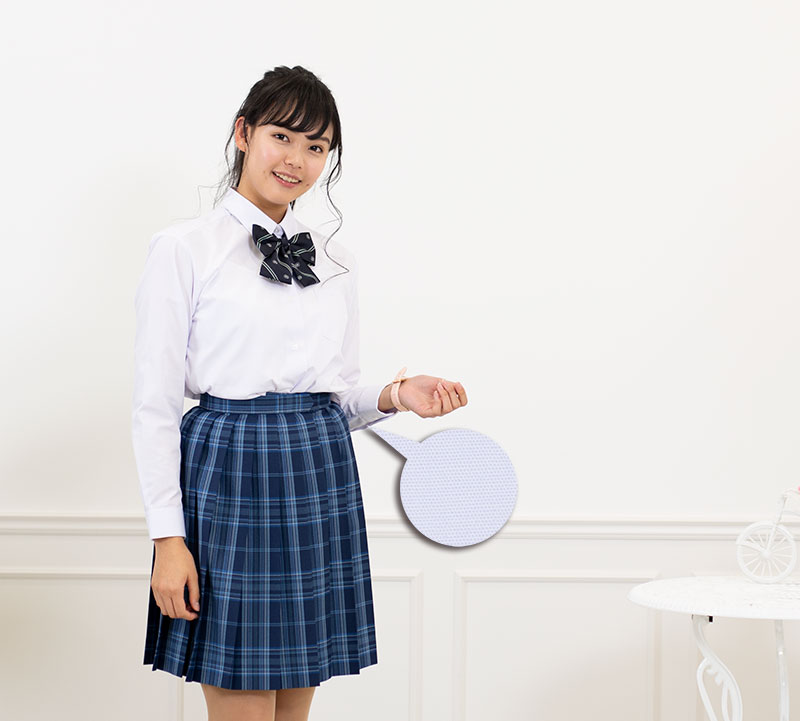 どちらも胸ポケット付きレギュラータイプで、少々青みがかった白シャツです。