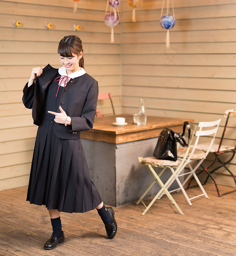 今までの紺無地スカートは、ブレザーなど、ジャケット製品とは異なる生地で出来ていたため、色の差が発生し、上下紺を実現することができませんでした。