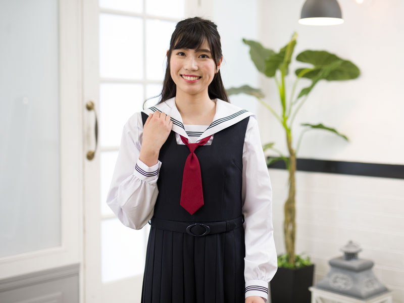 ボレロやイートンは丈が短いため、気になるはみだしシャツもジャンパースカートでキレイにシャットアウト！もちろんブレザーと組み合わせてもGOOD☆