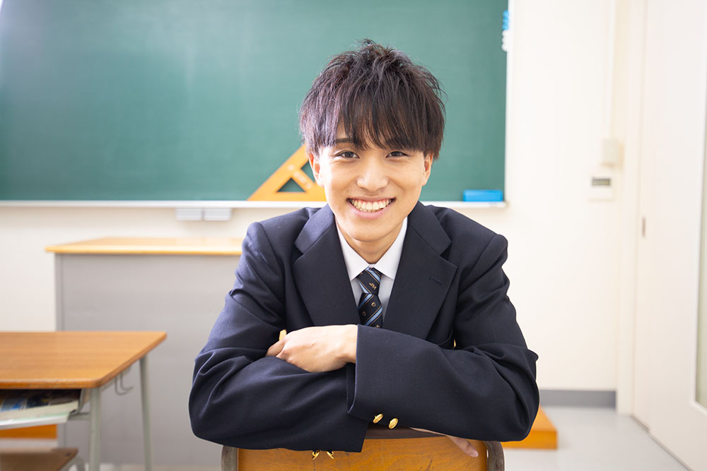 オリジナル制服のイメージ - 生徒たちが制服を着用している様子