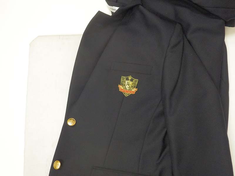 アイロン台をジャケットの中に入れ、ワッペンを取り付ける準備をしている様子